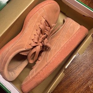 Suede pumas